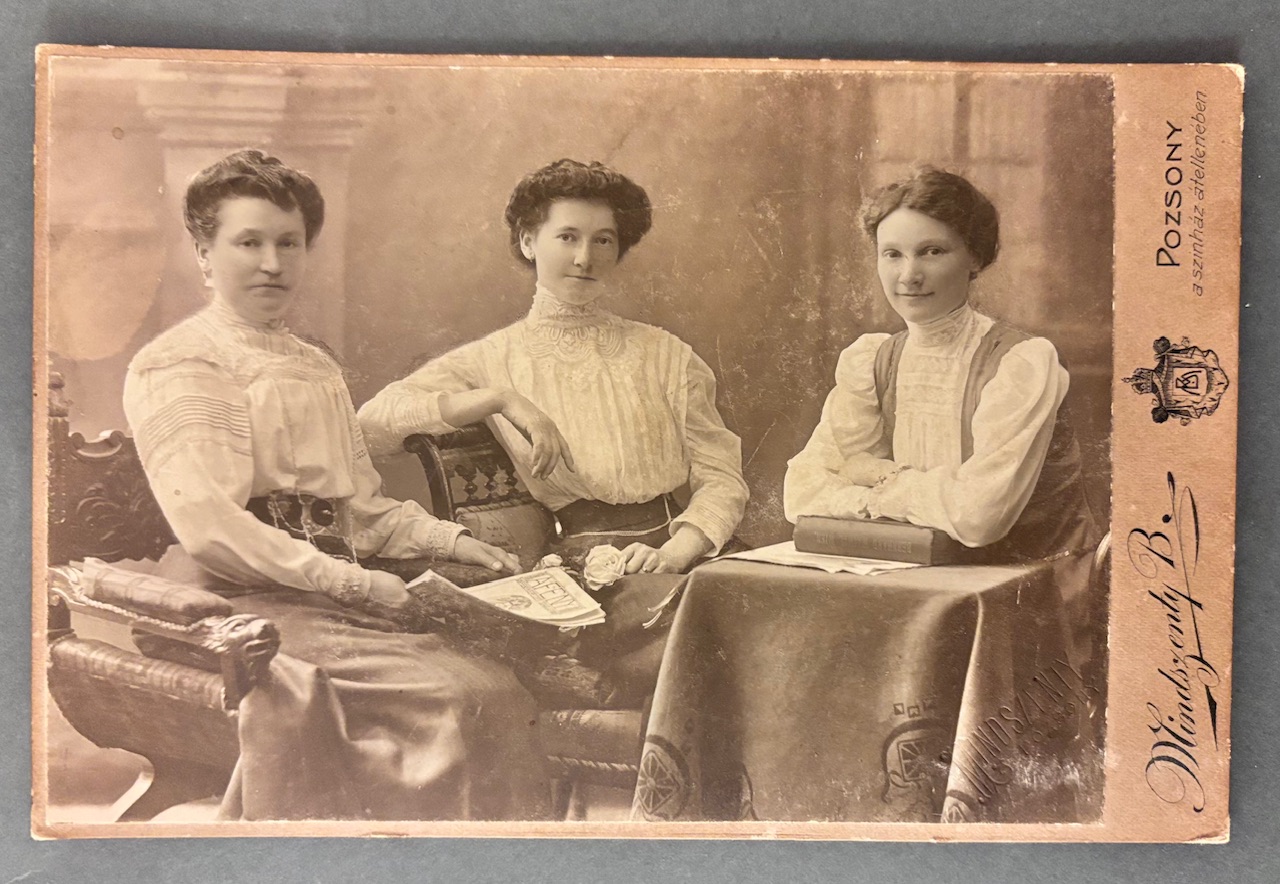 Portrétna fotografia troch žien - B. MINDSZENTY