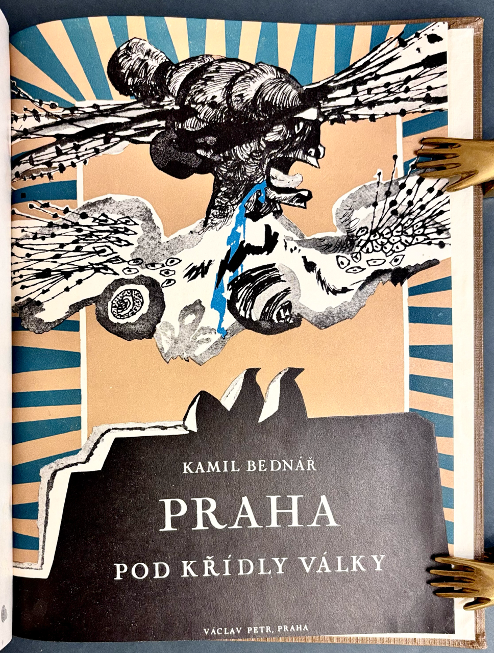 Praha pod křídly války. Báseň