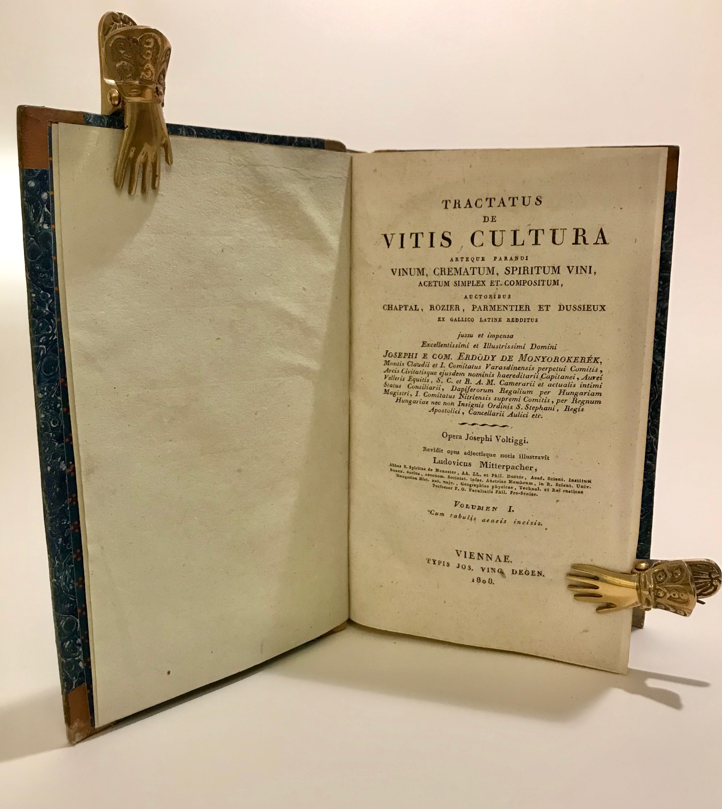 Tractatus de vitis cultura arteque parandi vinum, crematum, spiritum vini, acetum simplex et compositum, auctoribus Chaptal, Rozier, Parmentier et Dussieux ex gallico latine redditus jussu